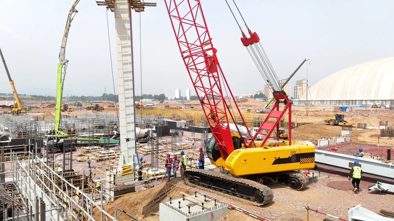 西柏坡電廠四期工程項(xiàng)目7號鍋爐首根鋼架順利吊裝