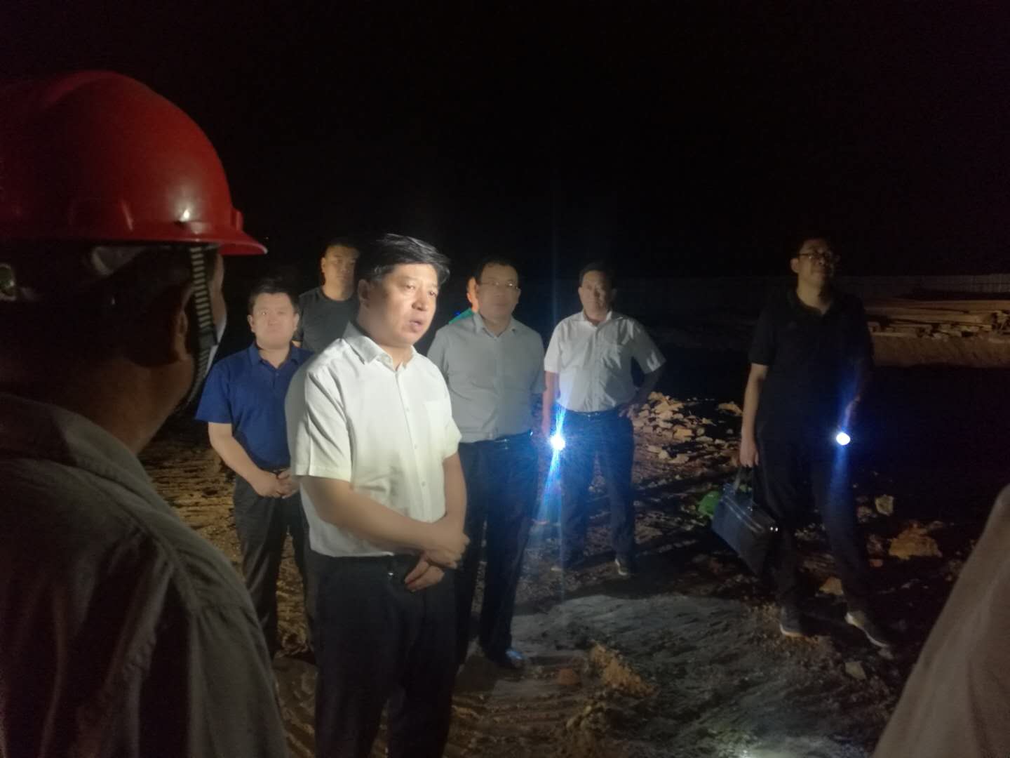 遵化市領(lǐng)導(dǎo)慰問(wèn)集中供熱管網(wǎng)施工現(xiàn)場(chǎng)一線員工